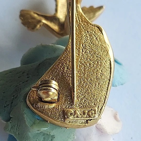 P0062 Vintage Signed AJC Goldtone Hummingbird with Flowers Brooch Pin - Picture 12 of 12